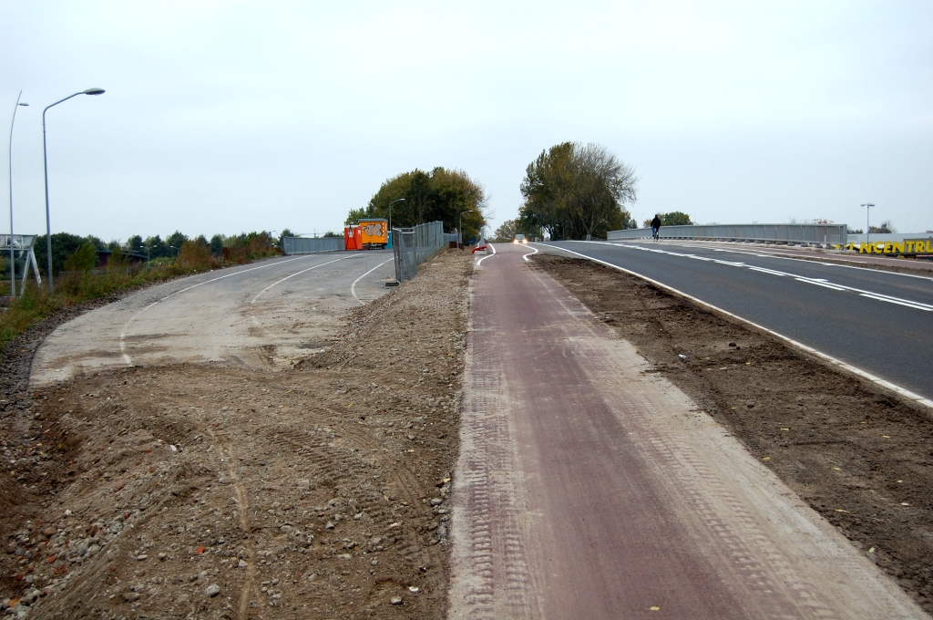 20081026-144111.jpg - Talud naar nieuw viaduct weer in oude staat hersteld. In het talud naar de hulpbrug zat een venijnig stijl stukje.