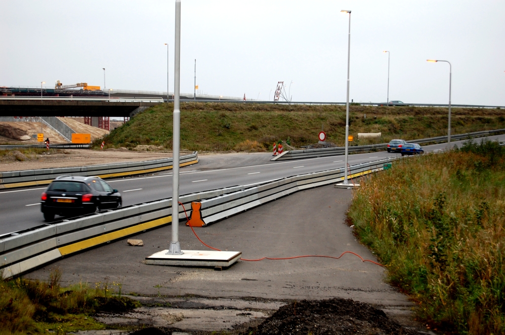 20081026-144654.jpg - Een stukje van het vervolg van die vier rijstroken het knooppunt in werd twee jaar geleden reeds aangelegd, samen met de tijdelijke bypass van de zuidelijke A67 rijbaan. Pas als de 1987 boog is opgeruimd kan er worden doorgetrokken. Twee rijstroken komen terecht in KW 20, waarvan de terre-armee beplating nog net zichtbaar is links onder het oude viaduct.