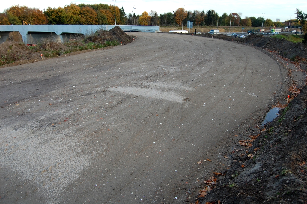 20081027-165919.jpg - Het talud vanaf de N2 naar KW 10 was al voorzien van asfalt, behalve de scherpe bocht vlak voor het kunstwerk. Daar is nu puinfundering neergelegd.  week 200832 