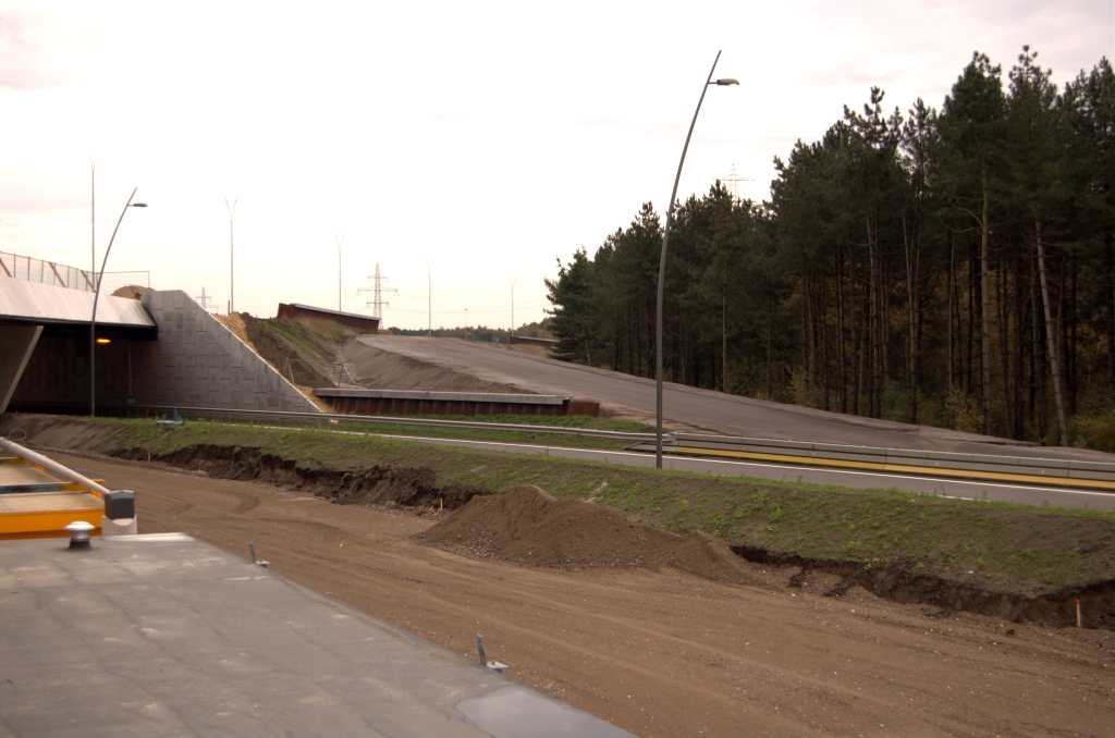 20081102-160125.jpg - Tijdelijke bypass tussen parallelbaan en nieuwe hoofdrijbaan in de richting Maastricht nabij KW 33 in kp. Leenderheide. Zolang het niet in gebruik is voor faseringen zou het dienst kunnen doen als sjieke werkverkeerbaan. Op de voorgrond puinfundering voor de zuidelijke A67 rijbaan onder KW 33 door naar de bestaande viaducten in het knooppunt.
