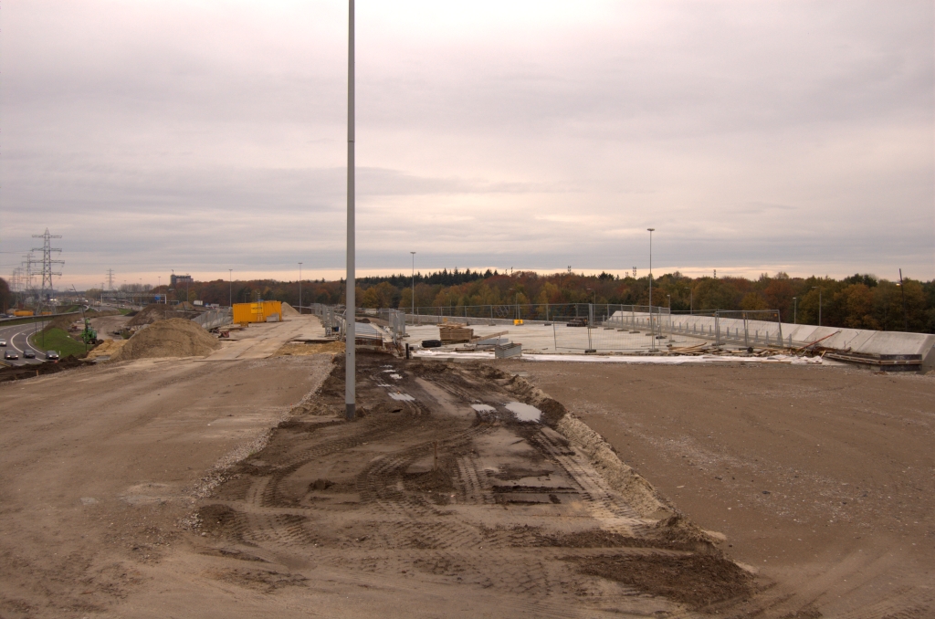 20081102-160342.jpg - Bovenzijde KW 33 met voor de helft gerealiseerd viaduct in de oostelijke (rechts) A2 hoofdrijbaan...  week 200841 
