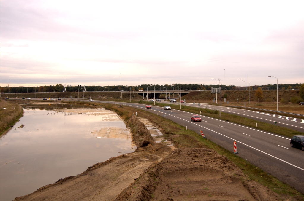 20081102-161332.jpg - Een stukje van het talud naar KW 34 is al opgeworpen en zal doorgetrokken worden naar de rotonde. De in de negentiger jaren aangelegde bypass zal daarbij het loodje leggen.