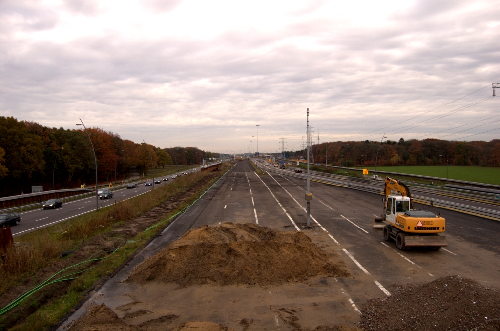 20081102-163339.jpg - Deels verlaten oude hoofdrijbaan tussen Aalsterweg en Roostenlaan. Rechts steekt het verkeer richting Venlo voorlopig nog terug.