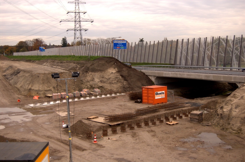 20081102-164659.jpg - De nieuwe bruggen over het riviertje de Tongelreep (KW 30) beloven een bijzondere configuratie te gaan vormen met de hoofdrijbaanbruggen op niveau 1 en de parallelbanen op ongeveer de helft daarvan. Op de tracekaart staan overigens geen aparte geluidsschermen langs de hoofdrijbaan geprojecteerd.