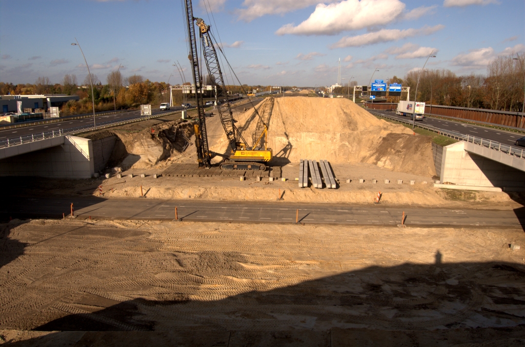 20081108-131449.jpg - Een week na de sloop van de oude viaducten over de Ulenpas (KW G) zitten er al nieuwe heipalen in de grond. Geen hergebruik van oude palen hier. Evenals in  KW 29 (Gestelsestraat)  wijzigt het model overspanning naar portaalviaduct.