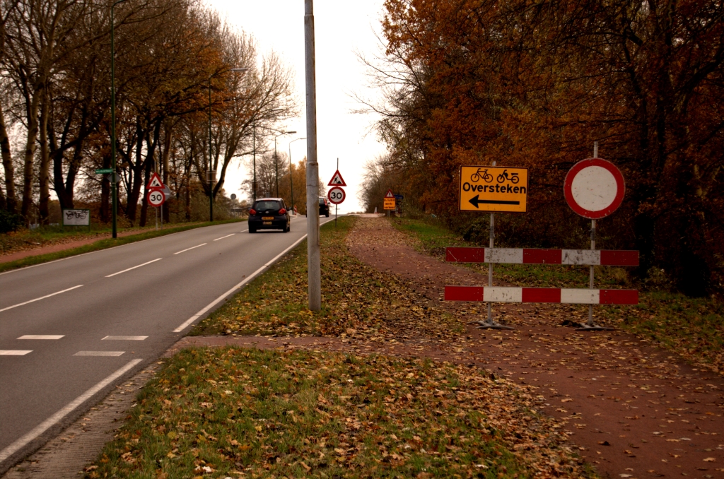 20081109-143721.jpg - Fietspad in de richting Waalre over KW 18 (O.L. vrouwedijk) nog steeds afgesloten.