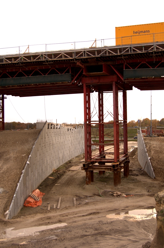 20081109-153804.jpg - Een Prins Clausplein gevoel zou zich hier kunnen voordoen voor de reiziger vanuit Antwerpen in de richting Amsterdam. In KW 20 ziet men behalve KW 19 ook nog het verkeer op de A67 terug naar Antwerpen boven zich.