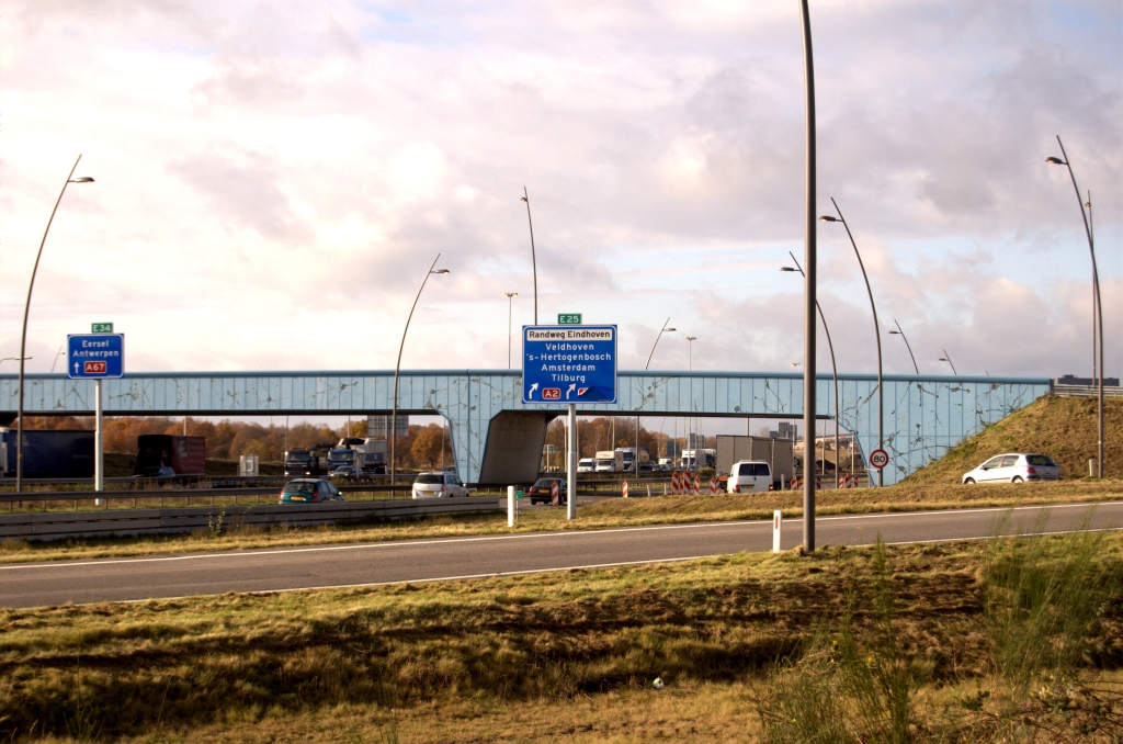 20081111-112538.jpg - Opnieuw afplakkers die het begeven. Verrassingen zoals  bij kp. Batadorp  zal dat op deze tijdelijke borden bij de aansluiting high tech campus niet geven.