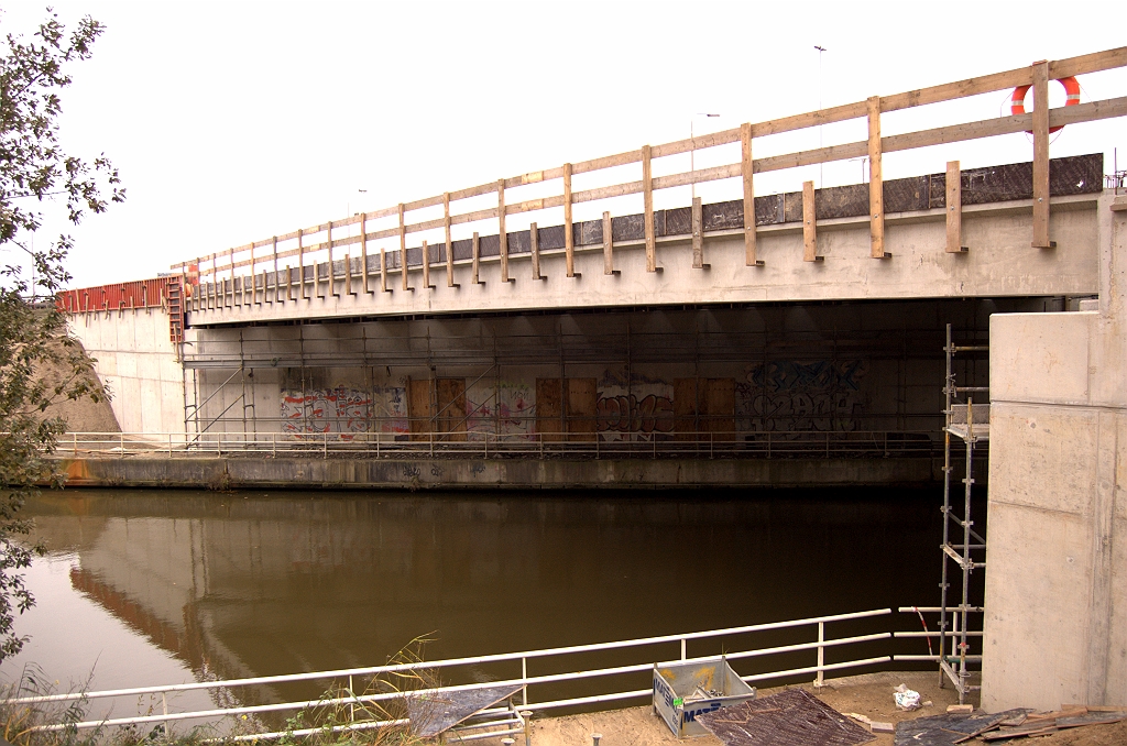 20081115-144939.jpg - KW 12 oost (Beatrixkanaal). De houten werkbrugleuning wordt door Betonson meegeleverd op de prefab ligger. Misschien is zelfs de reddingsboei bij de bestelling inbegrepen.