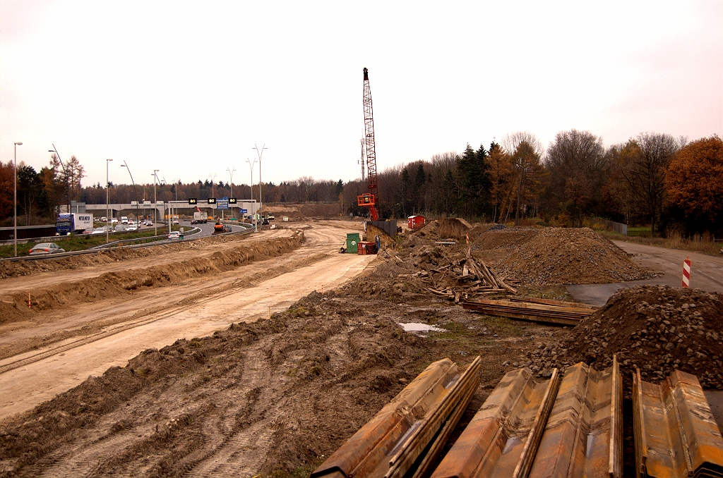 20081115-145714.jpg - Aan de zuidzijde van de aansluiting Strijp zijn de damwanden langs de nieuwe hoofdrijbaan getrokken, waardoor we een iets beter zicht hebben op de situatie. Ook hier op drie van de vier nieuwe rijbanen asfalt.  week 200845 