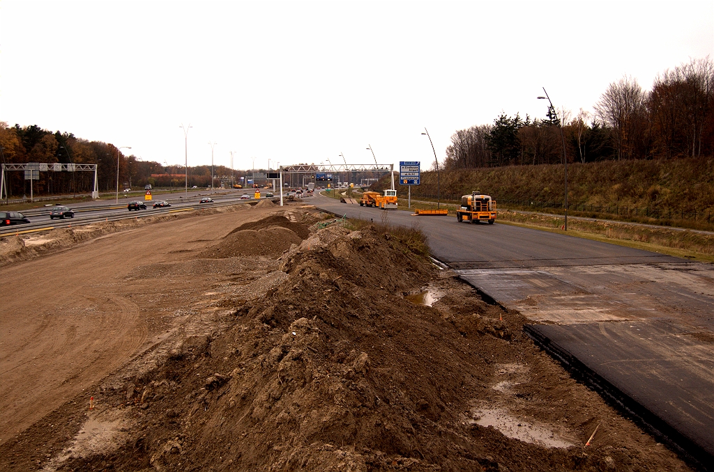 20081115-150611.jpg - De parallelbaan vanaf de aansluiting Strijp is aangesloten op het al langer in verkeer zijnde gedeelte naar de aansluiting Airport. Ook al een beginnend cunet voor de nieuwe oostelijke hoofdrijbaan.  week 200845 