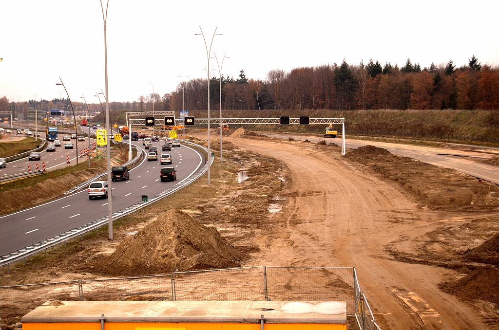 20081115-151237.jpg - Als we eens aannemen dat de positie van de lichtmasten en het portaal toekomstvast zijn gekozen, dan is er hier geen ruimte voor drie rijstroken met vluchtstrook op de westelijke hoofdrijbaan (links). De oostelijke hoofdrijbaan heeft een stuk meer ruimte.  week 200842 