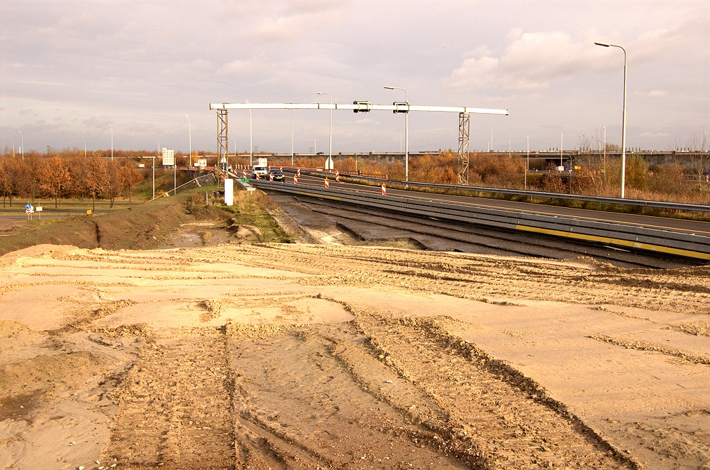 20081116-132855.jpg - Projectgrens in het noorden waar de A2 uit de richting Best moet gaan aansluiten op het vlechtwerk tussen de knooppunten Ekkersweijer en Batadorp. Het nieuwe zandlichaam is links duidelijk breder dan het oude. De (dubbelstrooks) uitvoeger naar de parallelbaan en de A50 begint dan ook direct na het viaduct over de Boschdijk in kp. Ekkersweijer.  week 200749 