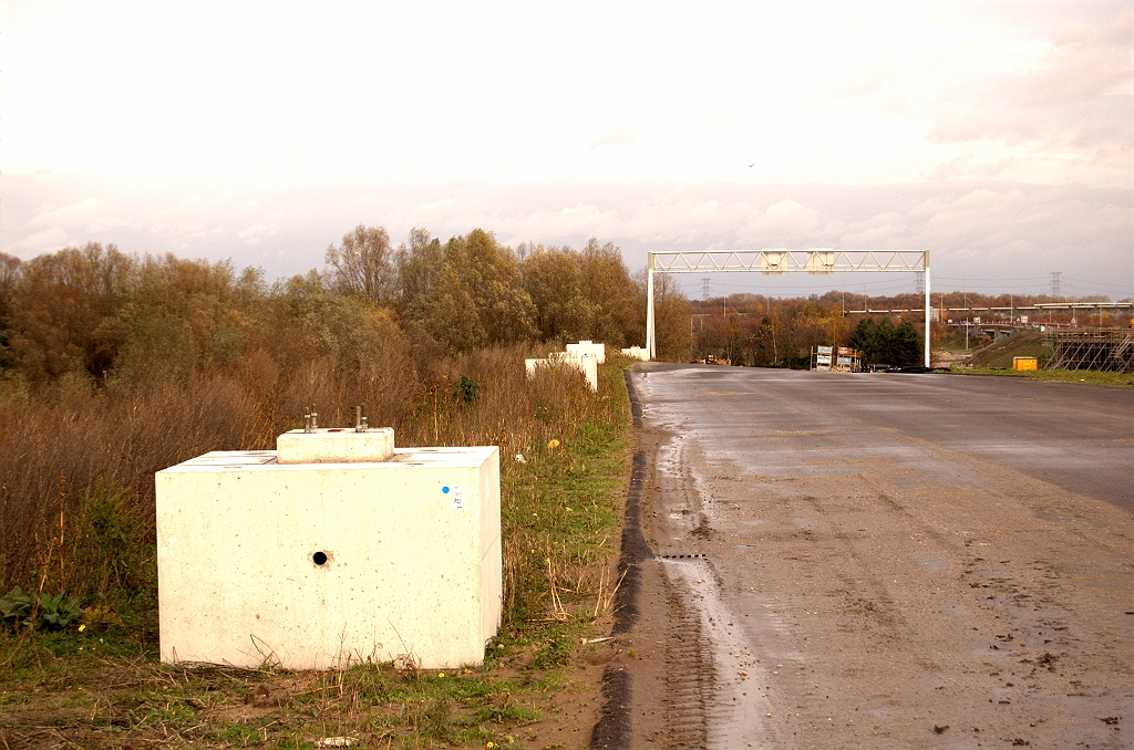 20081116-135046.jpg - Zo ongeveer op elke 50 meter langs de A50 tussen KW 1 en KW 3 deze betonkubussen.