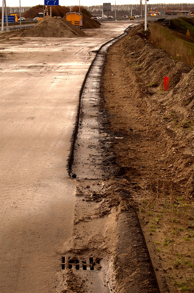 20081116-135727.jpg - In de nabijheid van KW 3 is er weer een strook van het verse asfalt afgefreesd, inclusief de "stoeprand" voor de goot.