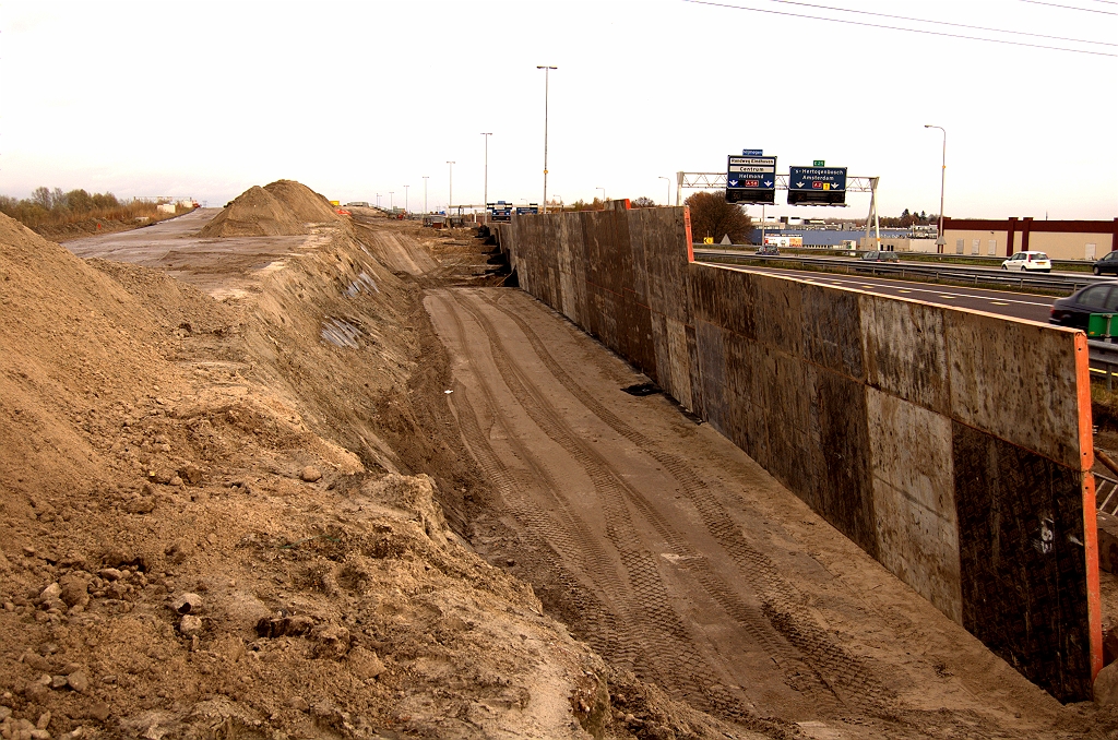 20081116-135904.jpg - Aankomst zandpakketconstructie bij KW 3. Het zal op hoogte moeten komen zodat er geweefd kan worden met het verkeer op de A50 (links).