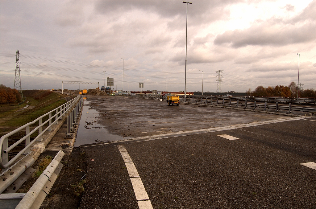 20081116-140140.jpg - Toestand KW 3 (spoorviaduct). Zouden er al nieuwe voegovergangen inzitten?  week 200842 