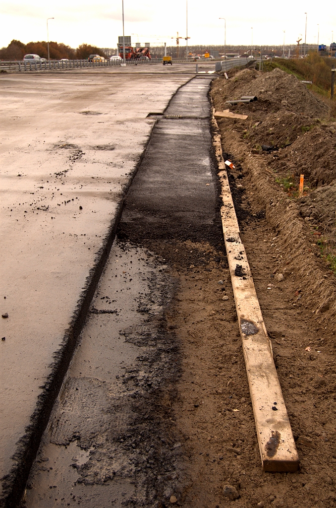 20081116-140544.jpg - Dichterbij KW 3 is er een bredere strook asfalt voor in de plaats gekomen.