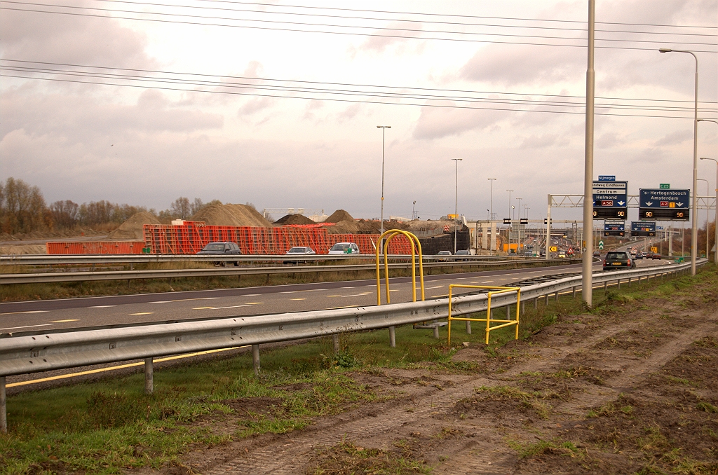 20081116-141557.jpg - De zandpakettenbouwplaats tussen KW 3 en KW 2, gezien vanaf het verbrede dijklichaam van de A2 richting Amsterdam.