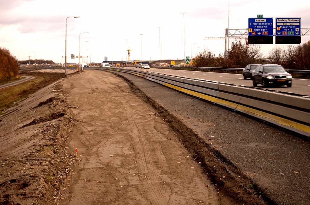 20081116-145541.jpg - Aan de westpunt van het knooppunt een verbreding van het bestaande dijklichaam van de A58 in de richting Tilburg. Aan de hand van de tracekaart is het nut van deze verbreding niet duidelijk. Misschien is het een voorbereiding op de verbreding naar drie rijstroken van de noordelijke A58 rijbaan tussen kp. Batadorp en Oirschot? Op dit verbreedsel zou dan de vluchtstrook komen te liggen.