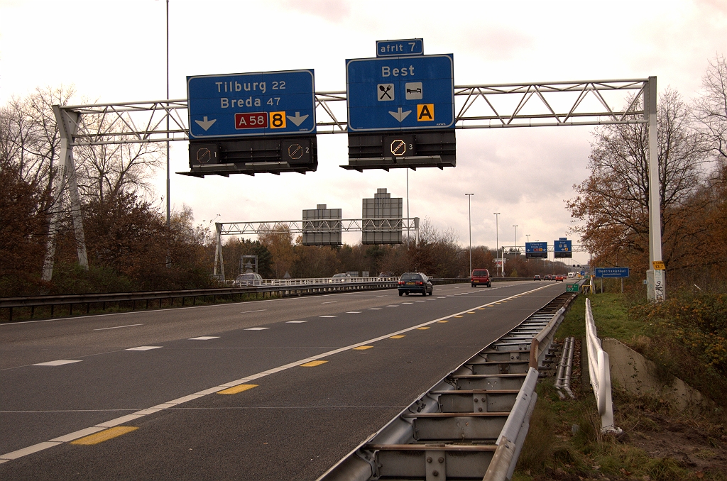 20081116-145624.jpg - Op hetzelfde punt het hoofd 180 graden gedraaid zien we direct al de eerste obstakels voor zo'n verbreding. De onderdoorgang Ploegstraat en de brug over het Beatrixkanaal zouden (nogmaals) moeten worden verbreed. Of het wordt een zogenaamde "sobere verbreding" waarbij de vluchtstrook wordt opgegeven op de kunstwerken.