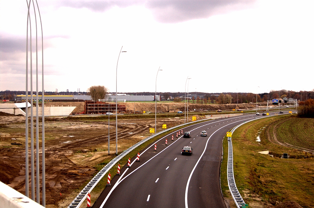 20081116-151520.jpg - Verbindingsweg Tilburg-Maastricht in kp. Batadorp. Verderop wordt het zandlichaam opgeworpen voor de tegenovergestelde richting, naar KW 5 toe. Ook de eerste bekisting voor de derde muur in KW 5, bestemd voor de A2 hoofdrijbaan onderdoorgang.