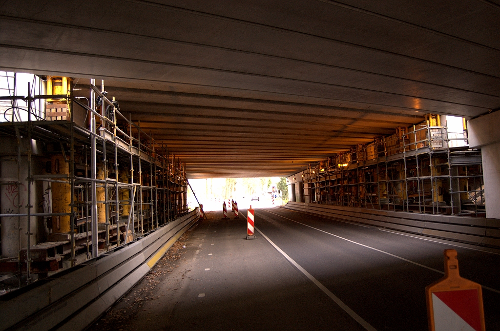 20081116-154406.jpg - Het opgevijzelde brugdek in het bestaande viaduct van de oude westelijke hoofdrijbaan over de Oirschotsedijk (KW 8) is weer naar beneden gekomen. De  verminking  nieuwe vorm van de onderslagbalken zal pas goed zichtbaar worden als de steigers en vijzelinstallaties zijn verwijderd.  week 200845 