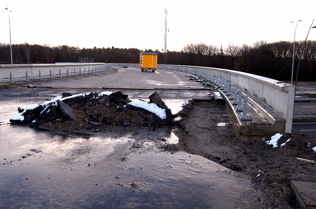 20081122-141904.jpg - Een deel van dat nieuwe asfalt is al weer verwijderd.