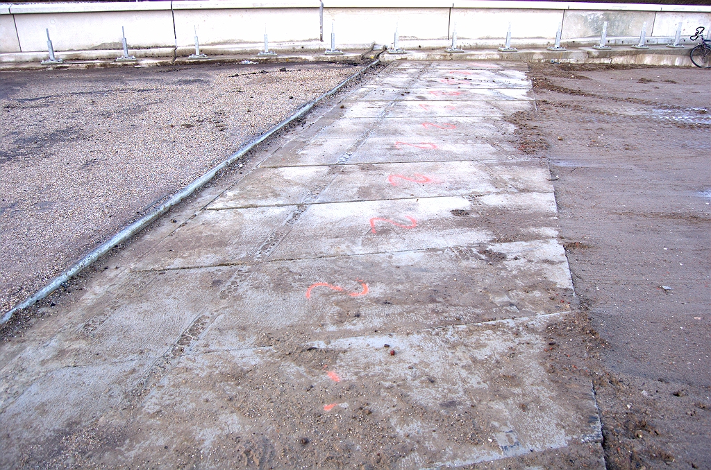 20081122-142919.jpg - De betonnen platen die we vorige week zagen liggen zijn inderdaad prefab stootplaten. De eerste die we in het project gezien hebben, de overige zijn allemaal in situ gestort.  week 200846 