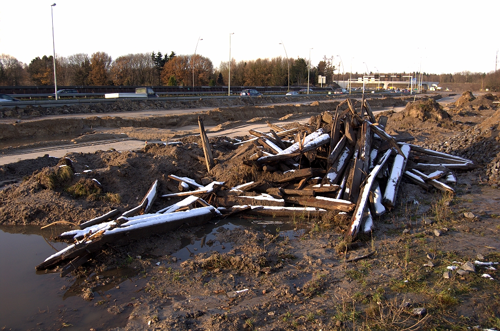 20081122-150906.jpg - Ook een berg hout tevoorschijn gekomen bij de sloop van het dijklichaam in de oude oostelijke hoofdrijbaan in de aansluiting Strijp. Vaag herinneren we ons dat het een ondersteunende functie had bij de verbreding van dat dijklichaam ten behoeve van een  betonnen geluidscherm .