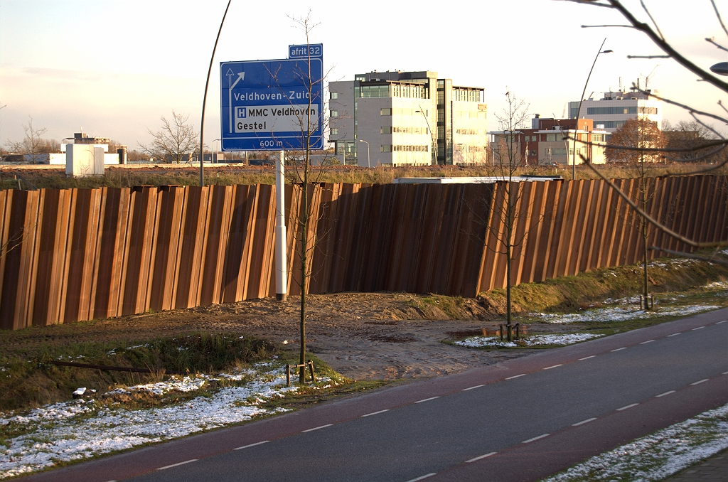20081122-154440.jpg - Voor de toekomstige aansluiting Meerenakkerweg werd reeds  een stukje invoeger  aangelegd, die hier door nog een damwanden uitbouw aan het zicht (of moeten we zeggen aan het oor) onttrokken is.