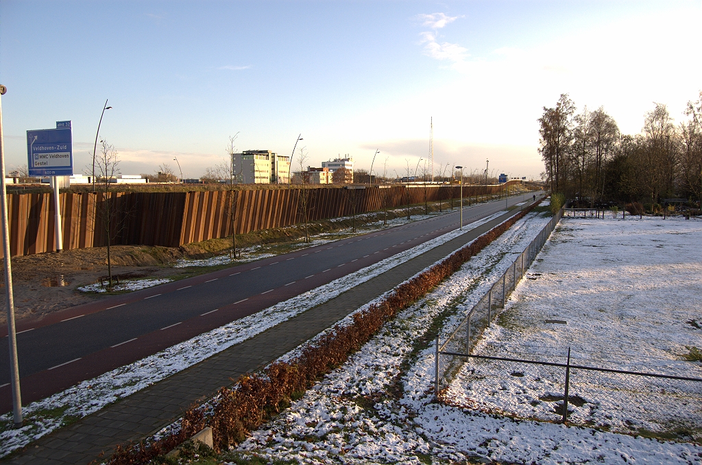 20081122-154609.jpg - ...die voor het ombouwproject enige tientallen meters dorp-inwaarts werd verlegd. Het decennia oude straatklinker wegdek werd bij die gelegenheid vervangen door asfalt.