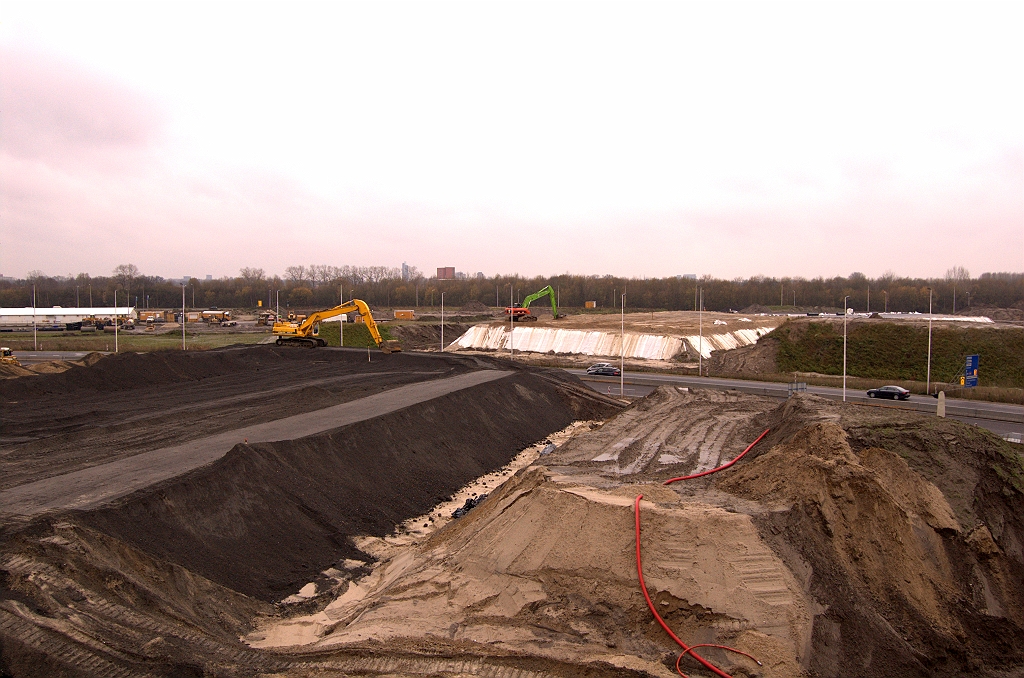 20081123-131147.jpg - De A50 vanuit de richting Tilburg met het bodemasgedeelte ten zuiden van KW 44 (speculatie) ingepakt, zodat er een zandlaag op aangebracht wordt. Bodemas tussen KW 44 en KW 43 nog niet op hoogte. Zandlichamen ter rechterzijde enkel ter inklinking, zo lijkt het.  week 200845 