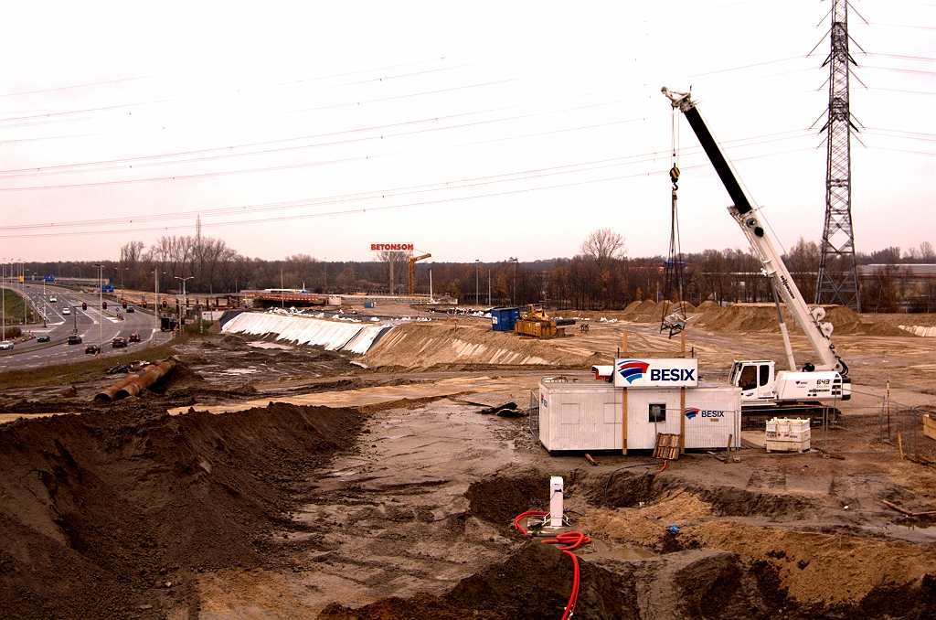 20081123-131220.jpg - Hetzelfde wegvak in de andere richting. Het talud links is een tijdelijke werkverkeerbaan.