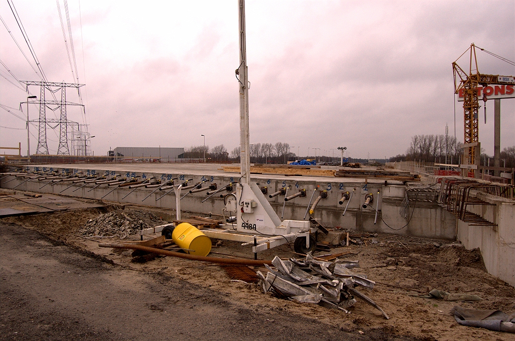 20081123-131821.jpg - Inderdaad een gladde en brede rijvloer gestort voor twee A50 rijstroken, twee invoegstroken vanuit Eindhoven Woensel en een vluchtstrook.  week 200845 