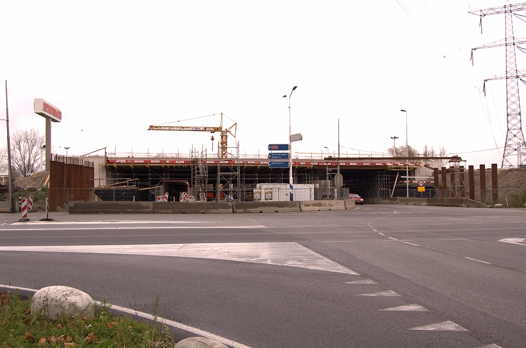 20081123-133114.jpg - KW 41, viaducten in de A50 over Ekkersrijt 2000/6000 ("stamweg"). Zien we nu vers beton in het brugdek?  week 200840 