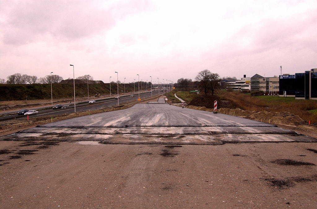 20081123-140636.jpg - Duidelijk breder asfalt op de toerit in de richting Tilburg. Behalve twee rijstroken komt er ook een vluchtstrook, zodat de autosnelweg direct begint als men de rotonde afrijdt.