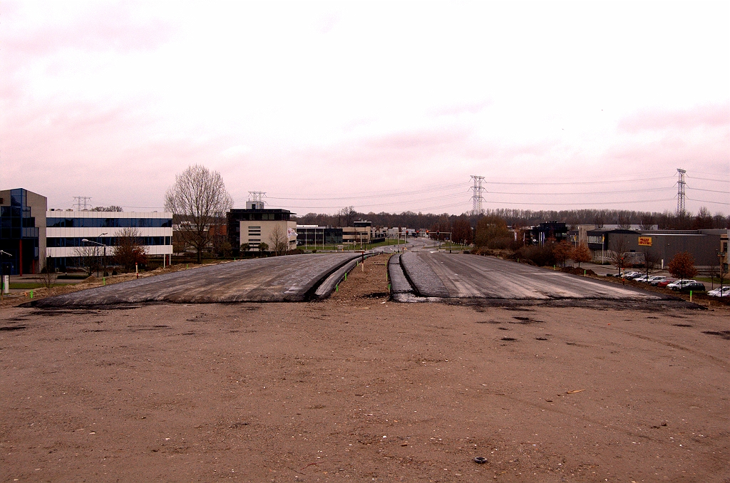 20081123-140816.jpg - Het is de dubbelbaans verbindingsweg tussen de aansluiting en het onderliggend wegennet in het bedrijventerrein Ekkersrijt.  week 200840 