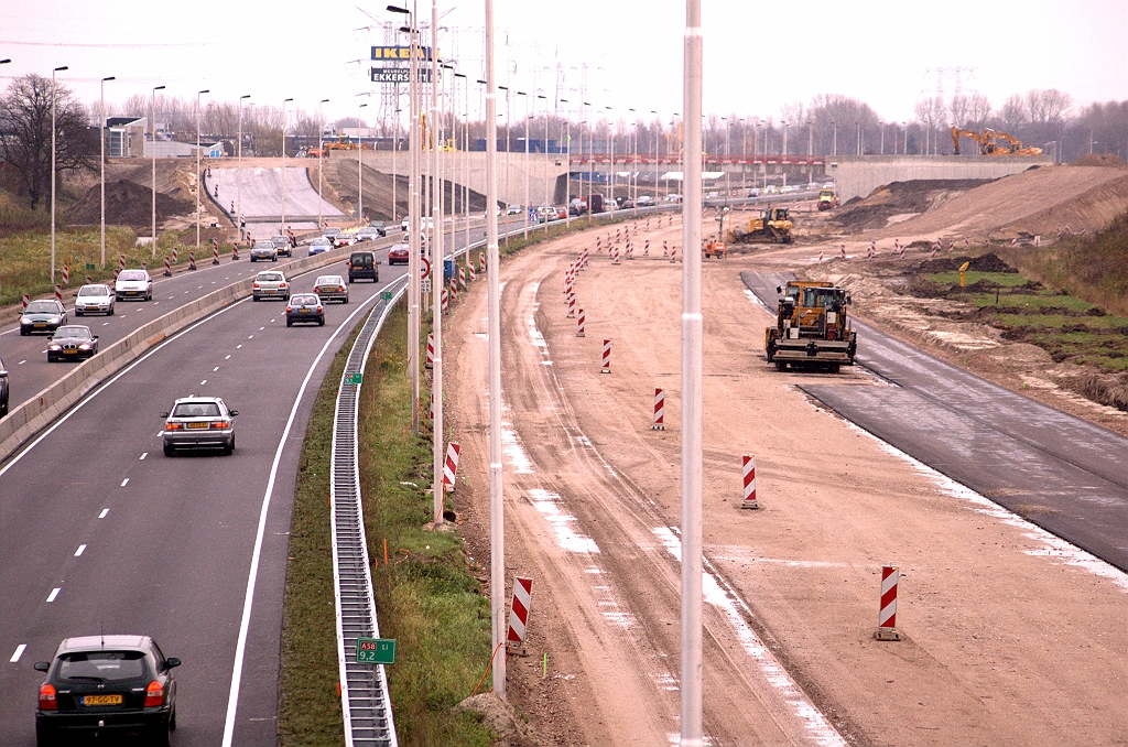 20081123-142525.jpg - Tussen het viaduct Huizingalaan en de afrit Ekkersrijt vanuit de richting Tilburg beginnend asfalt voor wat uiteindelijk 5 stroken moet worden: 2 stuks A50 hoofdrijbaan, 2 stuks uitvoeger, en een vluchtstrook.  week 200842 