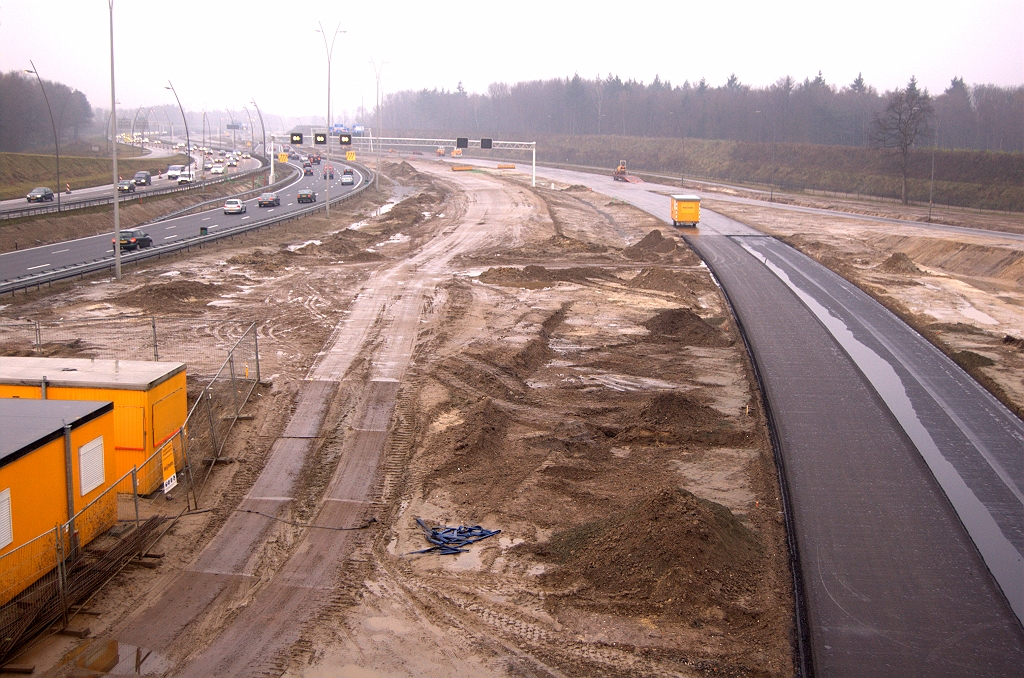 20081130-141013.jpg - Voortgang parallelbaan oost in de aansluiting Strijp, noordzijde. Het lijken toch echt maar twee rijstroken te worden, ongeschikt om er de A2 tijdelijk overheen te faseren.  week 200847 