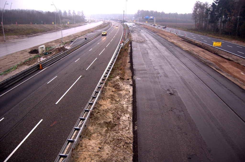 20081130-154654.jpg - Onder meer door het slopen van de oversteek tussen de oude hoofdrijbaan en de parallelbaan rechts krijgen we opeens een indringend beeld van de toekomst. Zelfs met het oude asfalt op de hoofdrijbanen, hier ten zuiden van KW 9 (aansluiting Airport).