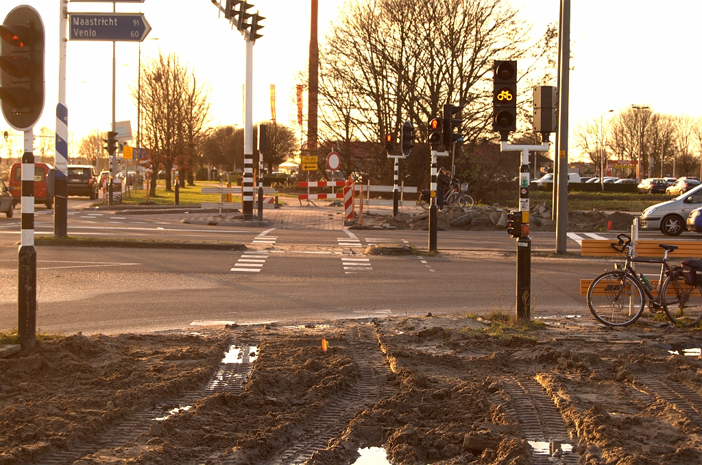 20081207-154413.jpg - De verkeerslichten aan het einde van de verwijderde rijwiel- en voetpaden functioneren nog, zodat van een eventuele verbetering van de doorstroming voor het verkeer op de rijbaan nog geen sprake is.