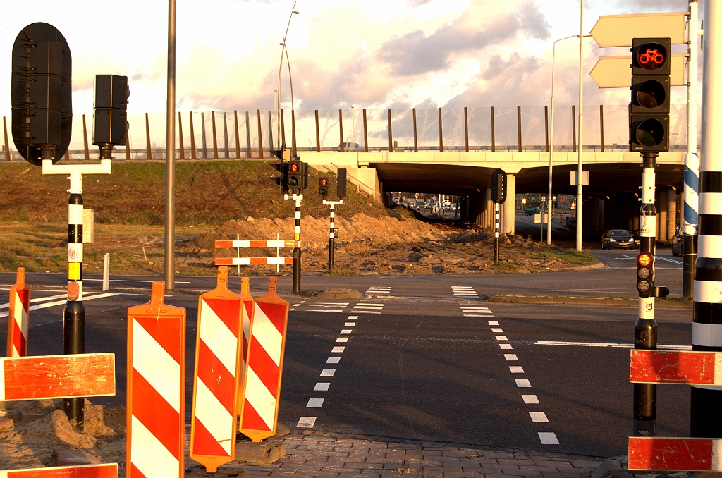 20081207-154619.jpg - Met de sloop van het fietspad (en ook voetpad trouwens) wordt deze oversteek overbodig. Bij de reconstructie en verbreding van de afrit vanuit de richting Amsterdam werden nog nieuwe kanalisatiestrepen aangebracht, in plaats van de "ouderwetse" blokmarkering. Na  2 maanden gebruik  kunnen ze weer worden verwijderd.