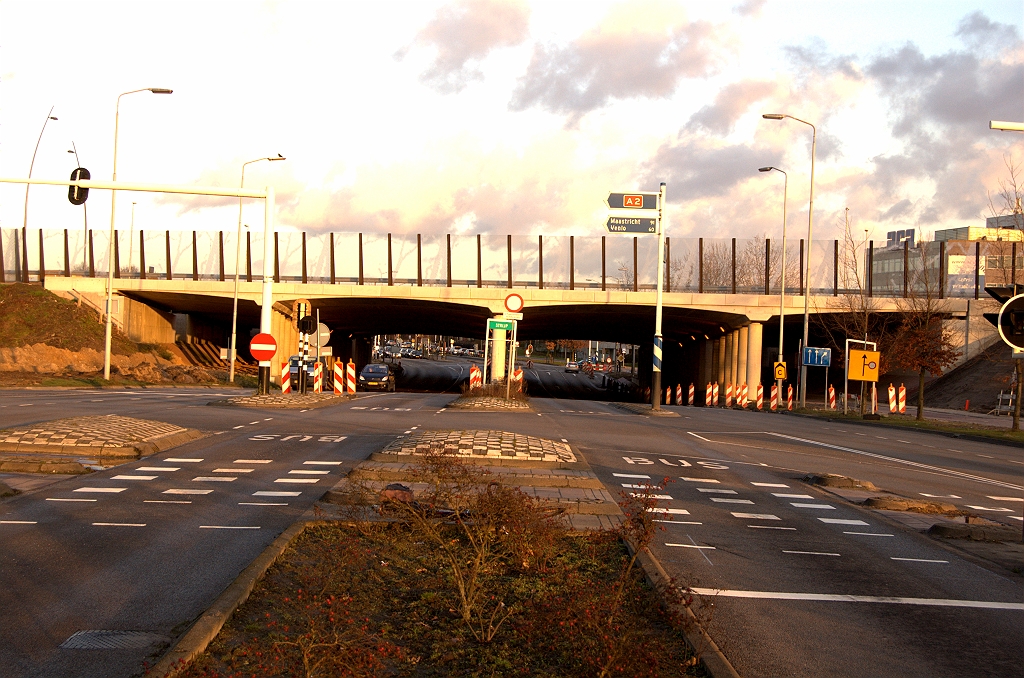 20081207-154907.jpg - Tot voor kort was de indeling onder KW 13 (aansluiting Veldhoven) geheel symmetrisch. Aan weerszijden van de middensteun busstroken, en daarnaast drie rijstroken per richting. In de buitenste mootjes de fietspaden. Daar komt nu verandering in. Het fietspad ter linkerzijde is gesloopt om plaats te maken voor een extra rechtsafstrook voor het verkeer naar de toerit in de richting Maastricht.  week 200827 