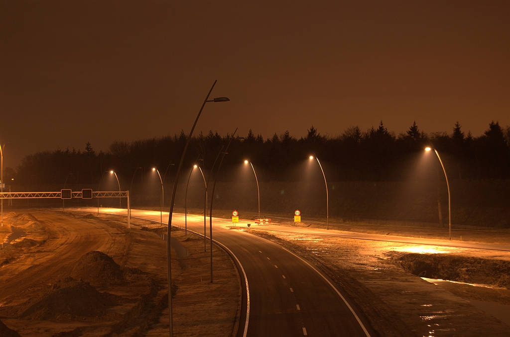 20081211-220438.jpg - Markering aangebracht op de nieuwe parallelbaan oost in de aansluiting Strijp. Geen twijfels meer dat er maar twee rijstroken komen hier, dus geen tijdelijke hoofdrijbaanfunctie.  week 200849 