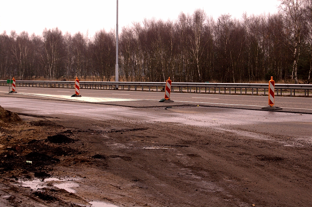 20081212-130547.jpg - De voormalige uitvoeger naar de parkeerplaats Aalsterhut verdwijnt langzaam maar zeker.