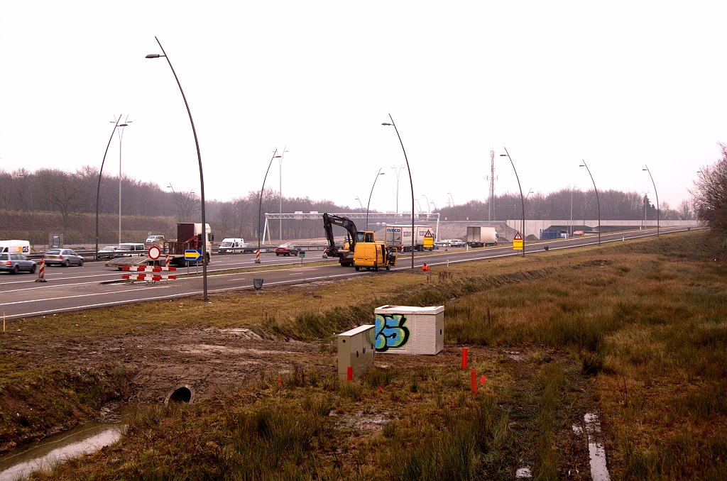 20081212-142611.jpg - Nieuwe afrit Strijp op de dag voor openstelling. Het nog afgeplakte "N-weg" type UIT bordje is gepositioneerd voor de eindsituatie met twee afvallende rijstroken.
