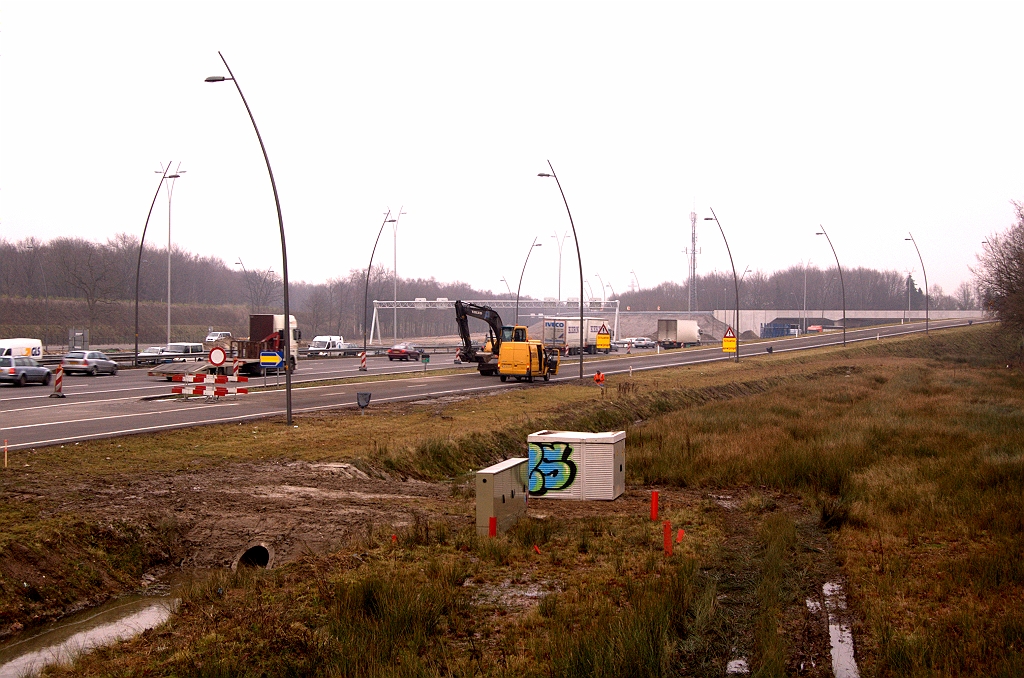 20081212-142611.jpg - Nieuwe afrit Strijp op de dag voor openstelling. Het nog afgeplakte "N-weg" type UIT bordje is gepositioneerd voor de eindsituatie met twee afvallende rijstroken.