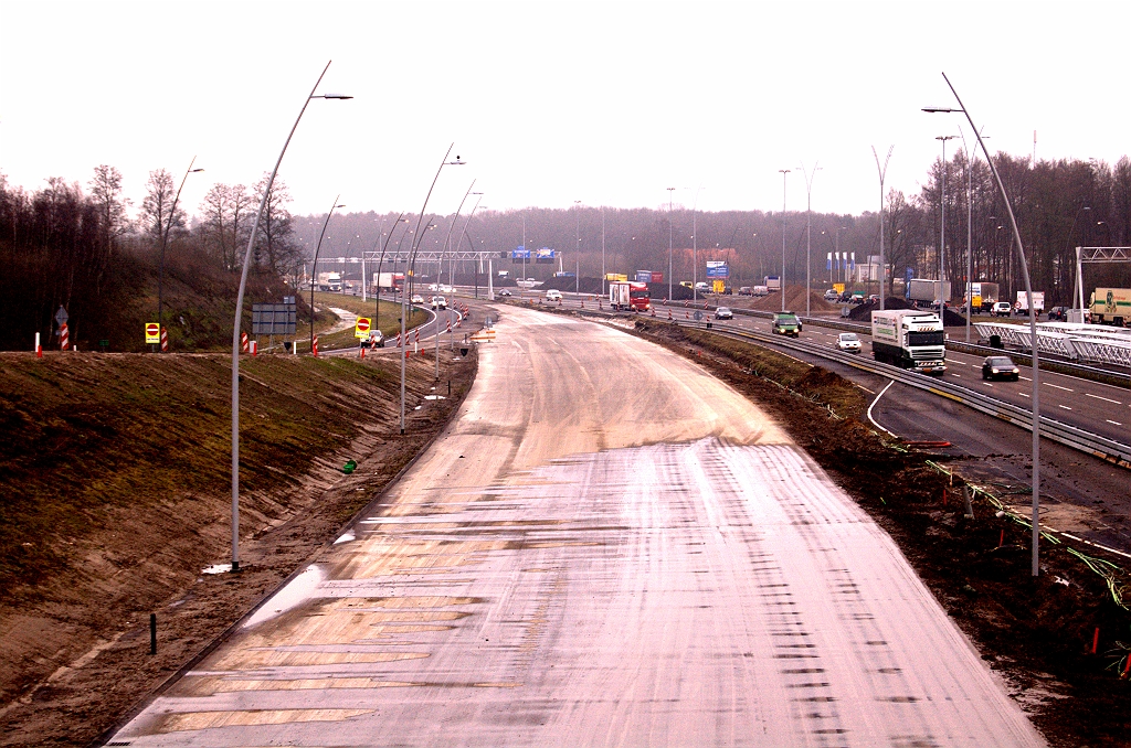 20081212-144600.jpg - De lichtmasten langs dit nieuwe stukje parallelbaan vanaf de afrit Airport vanuit de richting Maastricht zijn  lichtgrijs  van kleur. De kleurencodering voor lichtmasten in het project is donkergrijs voor de stedelijk vormgegeven parallelbanen, en lichtgrijs voor hoofdrijbanen. Dat zou betekenen dat het hier reeds autosnelwegprofiel wordt, met vluchtstroken en Vmax 120. En dat terwijl de toerit Airport in de richting Amsterdam er nog op aan moet sluiten (achter de rug van de fotograaf).  week 200845 