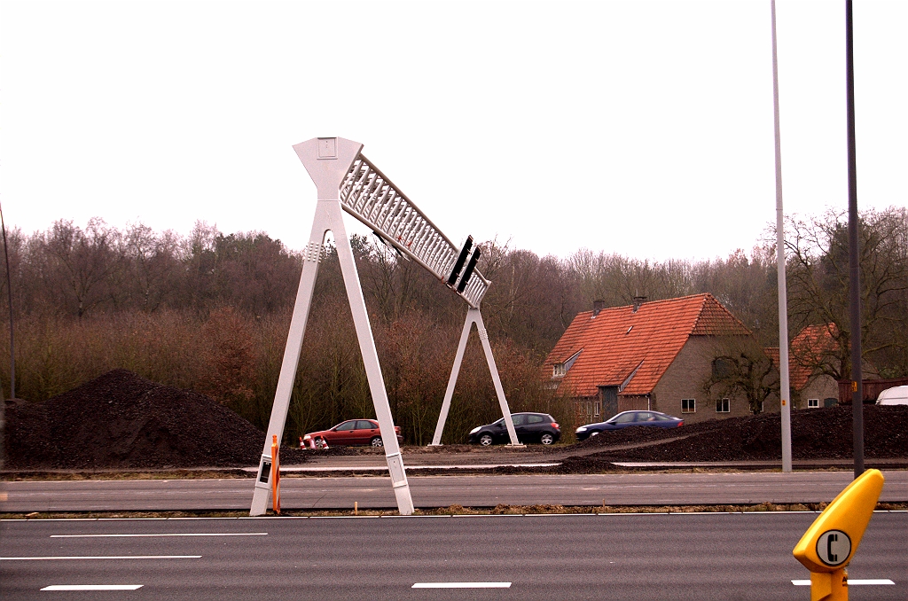 20081212-145510.jpg - En alweer een nieuw portaal. Deze staat over de nieuwe hoofdrijbanen tussen de aansluitingen Strijp en Airport. Interessante positie van de matrixborden.